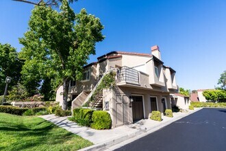 227 Stanford in Irvine, CA - Building Photo - Building Photo