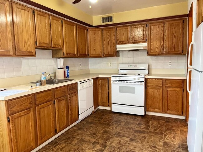 1 Willow Wood Ct, Unit 1 in East Rutherford, NJ - Building Photo - Building Photo