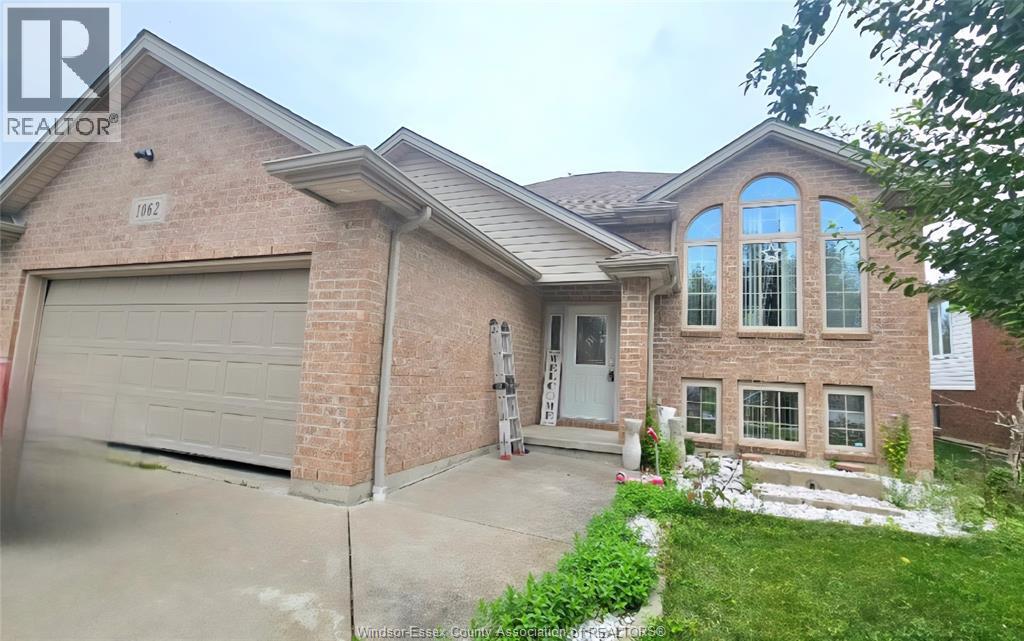 1062 Monarch Meadows Dr in Lakeshore, ON - Building Photo