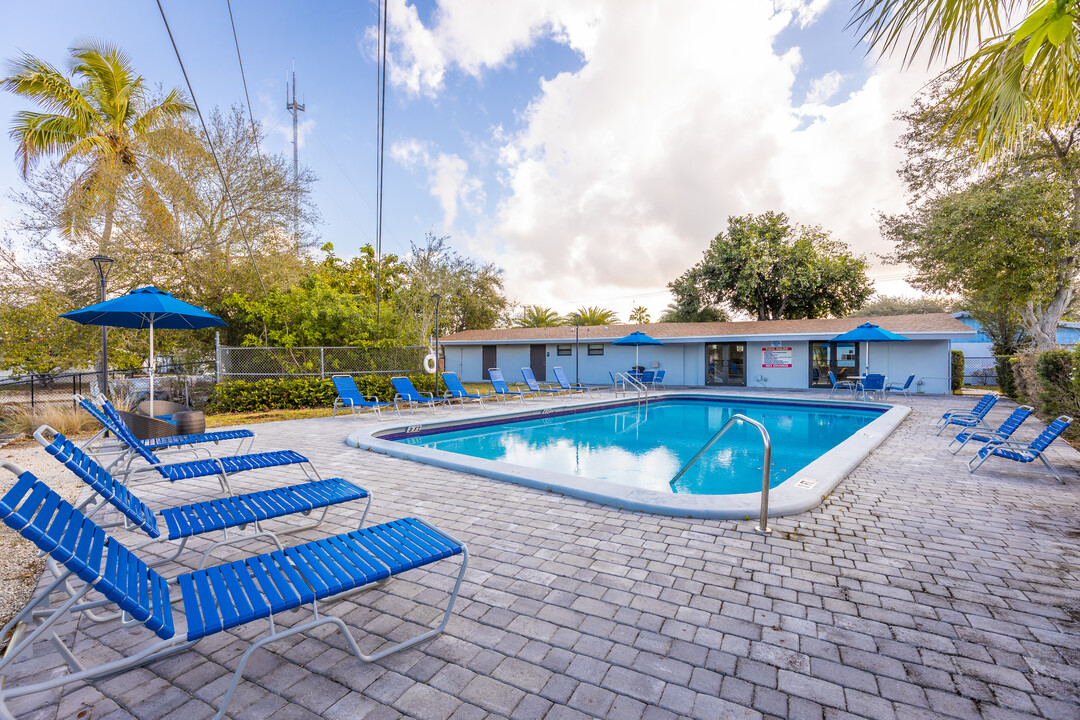 Azure Villas in Pembroke Park, FL - Foto de edificio