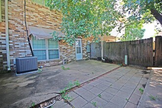1503 Cedar Cove St in La Porte, TX - Foto de edificio - Building Photo