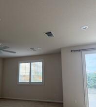 319 E Liverno Ave in Tracy, CA - Foto de edificio - Building Photo