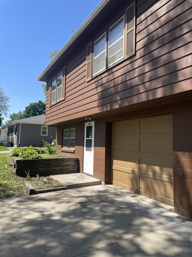 324 N Ellen St, Unit 324 in Cedar Falls, IA - Foto de edificio - Building Photo