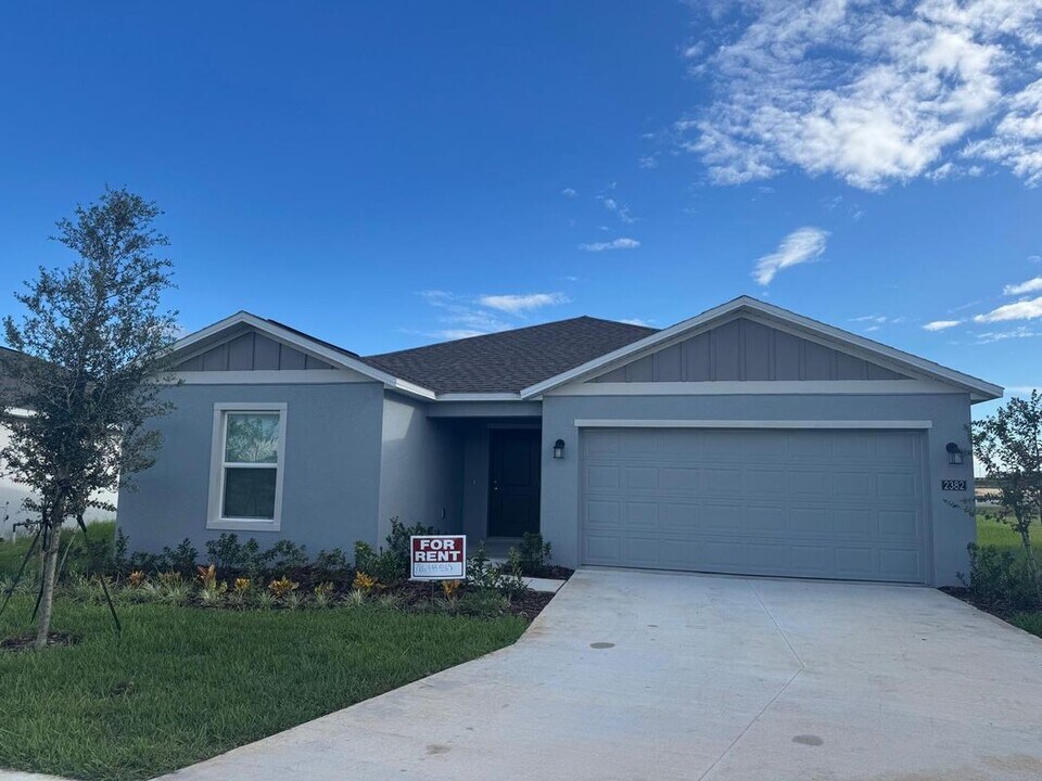 2382 McKinley Dr in Lake Wales, FL - Foto de edificio