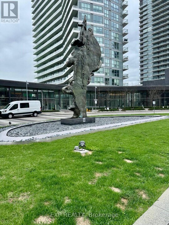 121-1121 McMahon Dr in Toronto, ON - Building Photo
