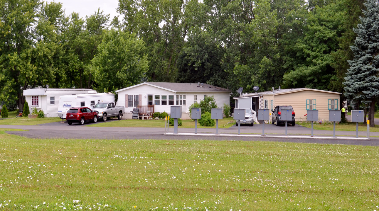 Country Meadows Mobile Home Community in Batavia, NY - Foto de edificio