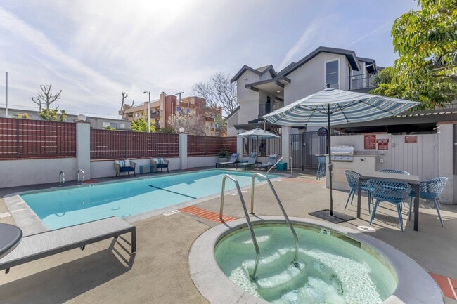 Independence Plaza Apartment Homes in Canoga Park, CA - Foto de edificio - Building Photo