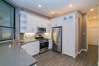 2324 N Clark St in Chicago, IL - Building Photo - Building Photo