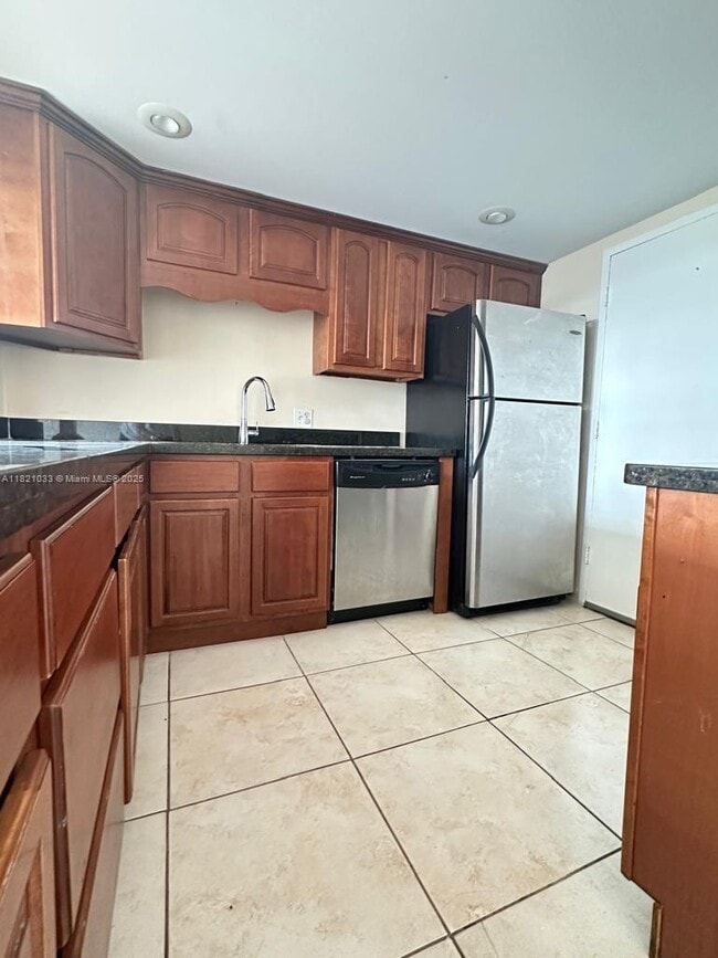 2175 NE 170th St in North Miami Beach, FL - Building Photo - Building Photo