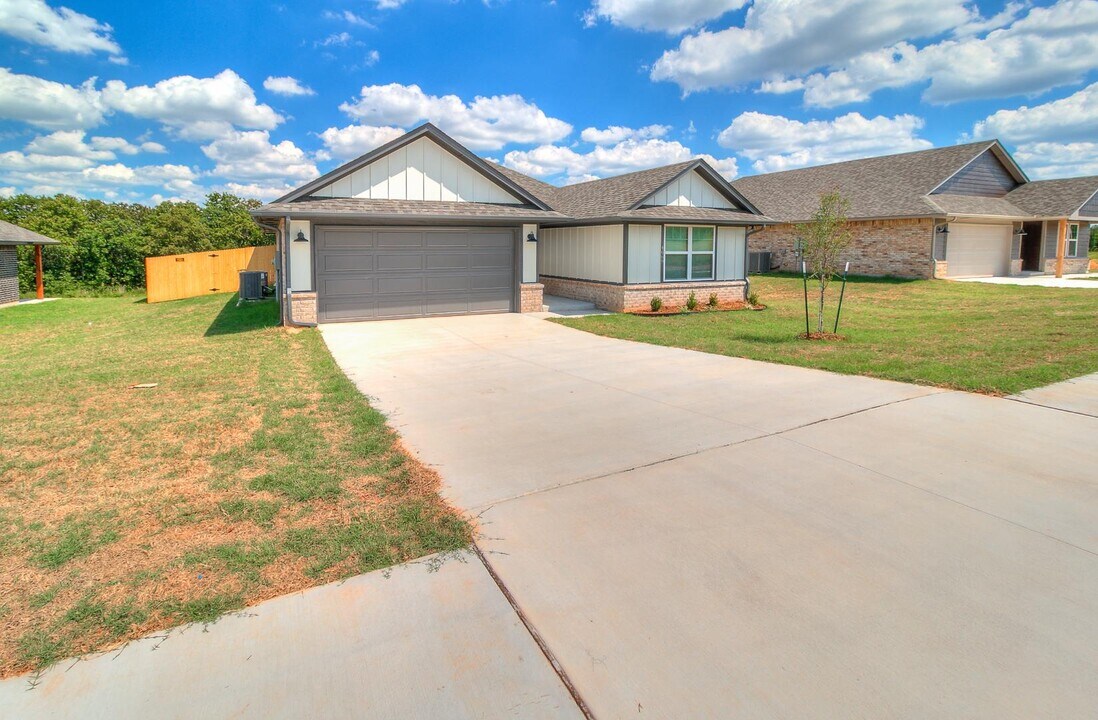4645 Lincoln St in Harrah, OK - Building Photo