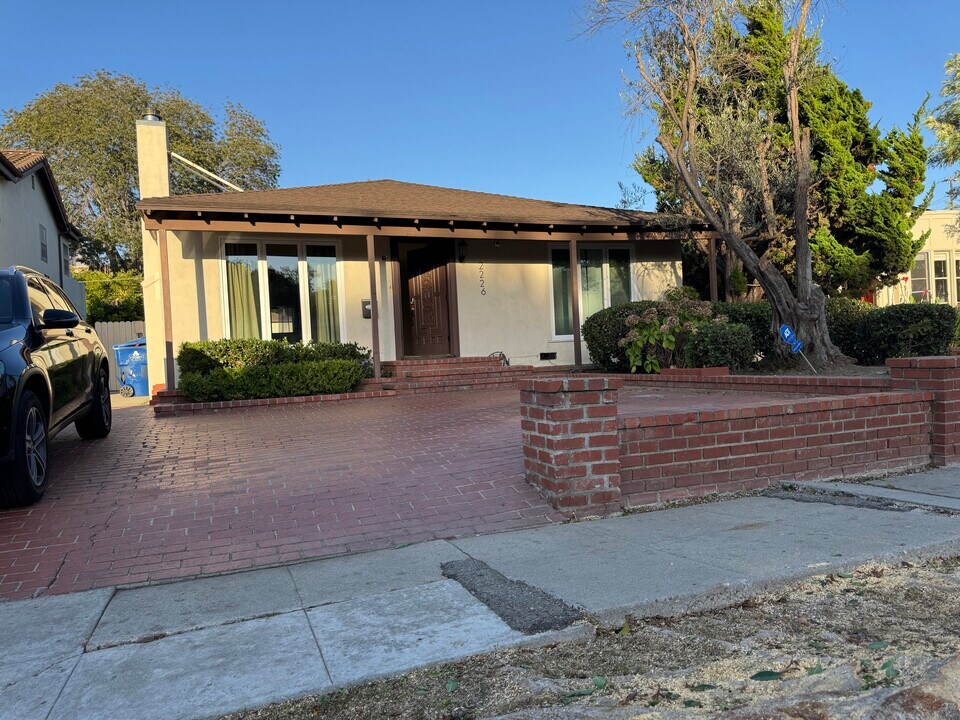 2226 Patricia Ave in Los Angeles, CA - Building Photo