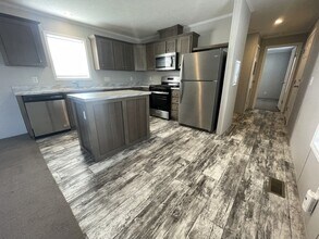 38039 Leverette Ave in Clinton Township, MI - Building Photo - Building Photo