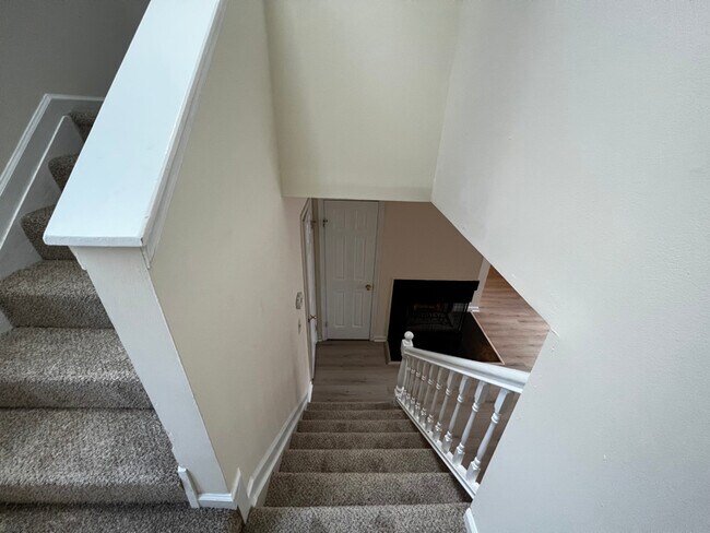 343 Lee's Ml Dr in Newport News, VA - Foto de edificio - Building Photo