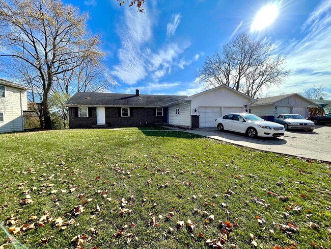 3910-3912 Camelot Dr SE in Grand Rapids, MI - Building Photo - Building Photo