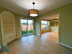 1005 NW 30th St in Corvallis, OR - Foto de edificio - Building Photo