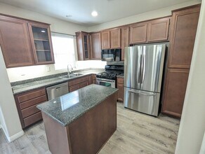 1406 Mosaic Glen in Escondido, CA - Building Photo - Building Photo