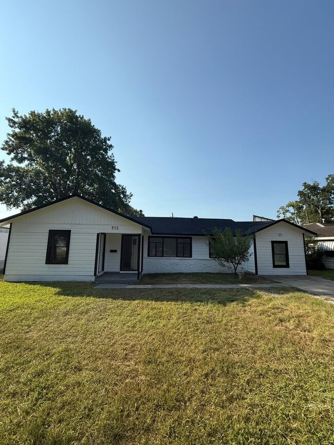 property at 913 Sunset Dr