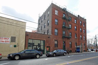 901 44th Dr in Long Island City, NY - Building Photo - Building Photo