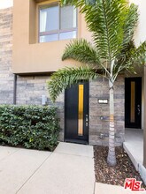 2111 N Cahuenga Blvd in Los Angeles, CA - Foto de edificio - Building Photo