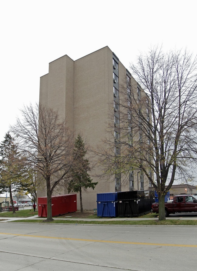 Monroe Plaza in Green Bay, WI - Building Photo - Building Photo