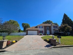 14 Adamson St in Selden, NY - Building Photo - Building Photo