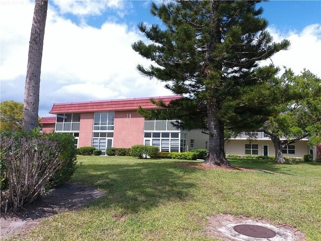 74 Royal Oak Ct, Unit 204 in Vero Beach, FL - Foto de edificio - Building Photo