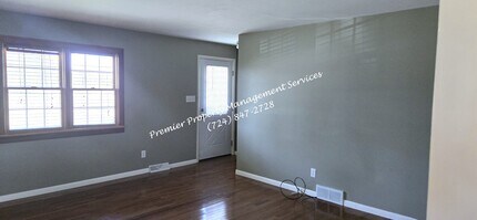 323 Brewster Rd in New Castle, PA - Foto de edificio - Building Photo
