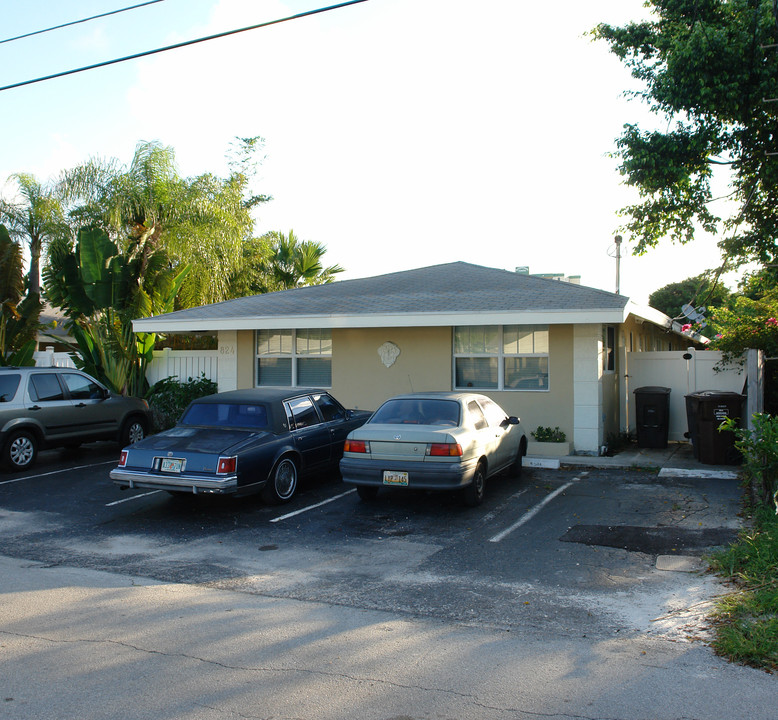 824 NE 17th Ter in Fort Lauderdale, FL - Building Photo