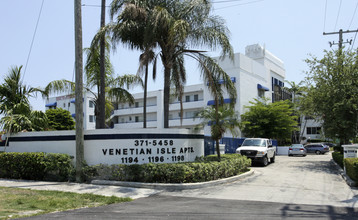 Venetian Isle Apartments in Miami Beach, FL - Building Photo - Building Photo