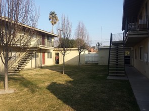 Galaxie Apartments in Los Banos, CA - Building Photo - Building Photo