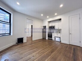 45 Tiemann Pl, Unit 5R in New York, NY - Building Photo
