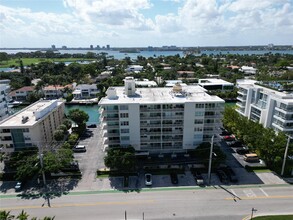 9500 W Bay Harbor Dr in Bay Harbor Islands, FL - Building Photo - Building Photo