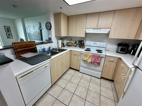 3000 Coral Wy, Unit 617 in Coral Gables, FL - Building Photo - Building Photo