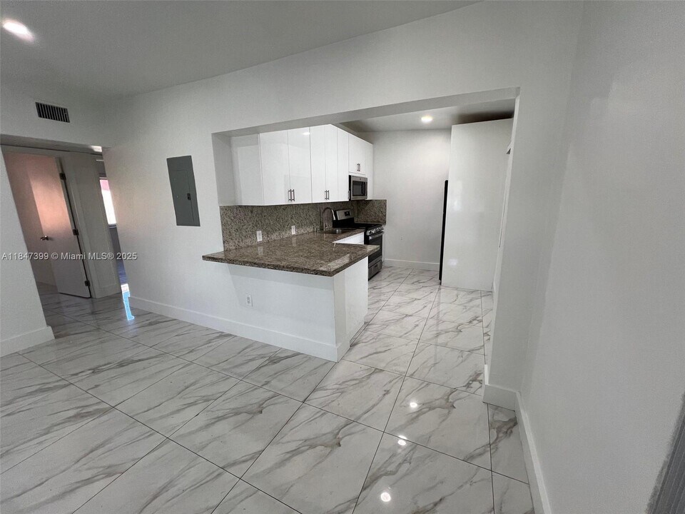 750 E 42nd St in Hialeah, FL - Building Photo