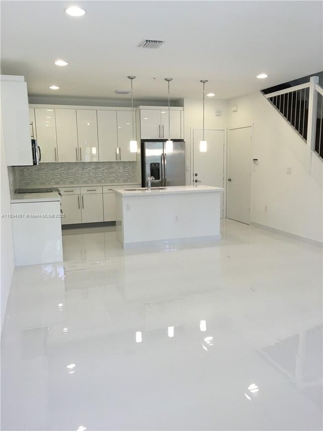2610 NE 213th St in Miami, FL - Building Photo - Building Photo