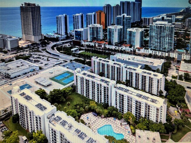17011 N Bay Rd in Sunny Isles Beach, FL - Building Photo - Building Photo