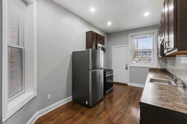 908 W Montrose Ave, Unit 906-GDN in Chicago, IL - Building Photo - Building Photo