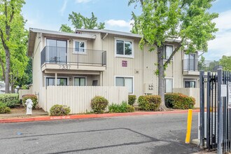 Courtyard Cottages in Sacramento, CA - Building Photo - Building Photo