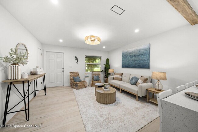 325 Eva St NE in Palm Bay, FL - Building Photo - Building Photo