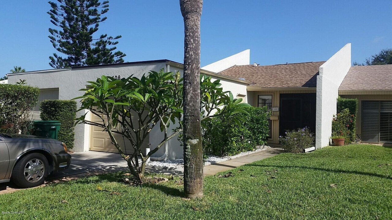 408 Hawthorne Ct in Satellite Beach, FL - Building Photo
