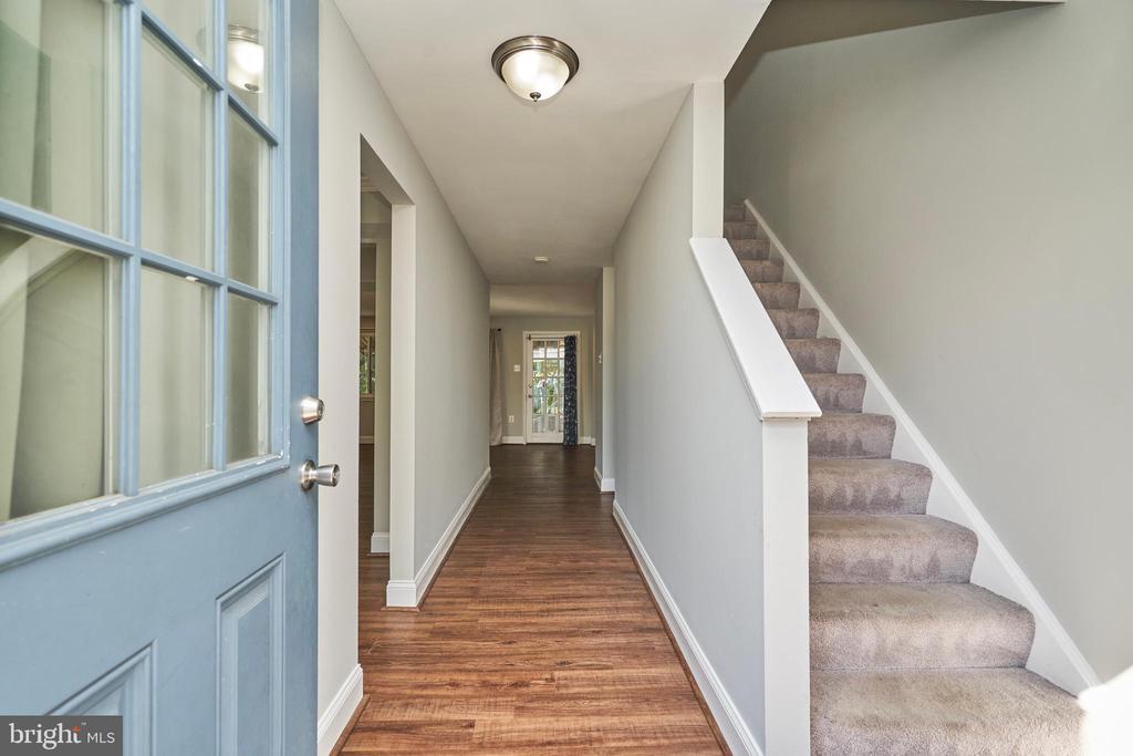 8076 St Annes Ct in Alexandria, VA - Building Photo