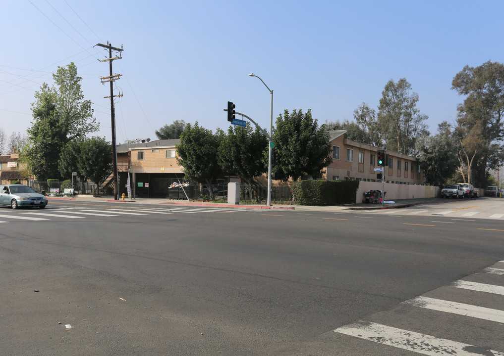 Woodman Apartments in Van Nuys, CA - Building Photo