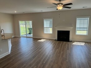 312 Savannah Wood Rd in Hopkins, SC - Foto de edificio - Building Photo
