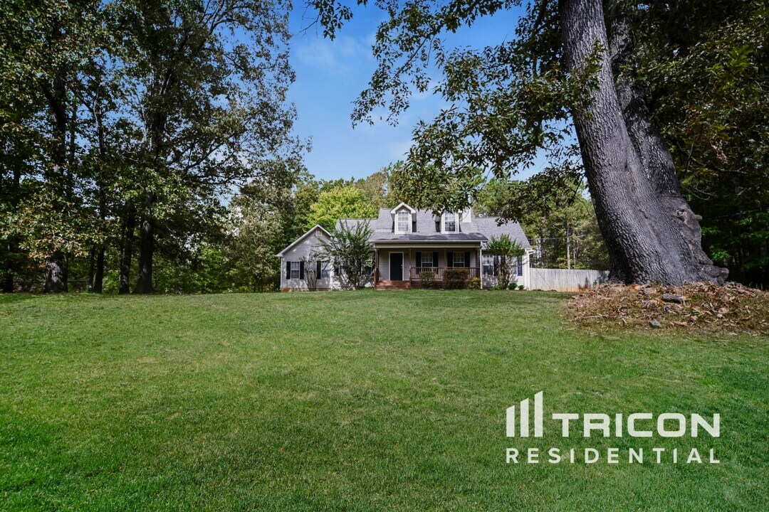 108 Aristocratic Way in Locust Grove, GA - Building Photo