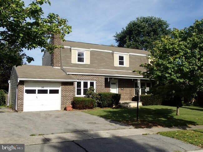 26 Dorchester Dr in Wyomissing, PA - Foto de edificio - Building Photo