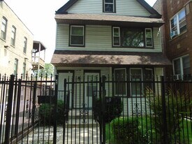 2825 N Albany Ave in Chicago, IL - Building Photo
