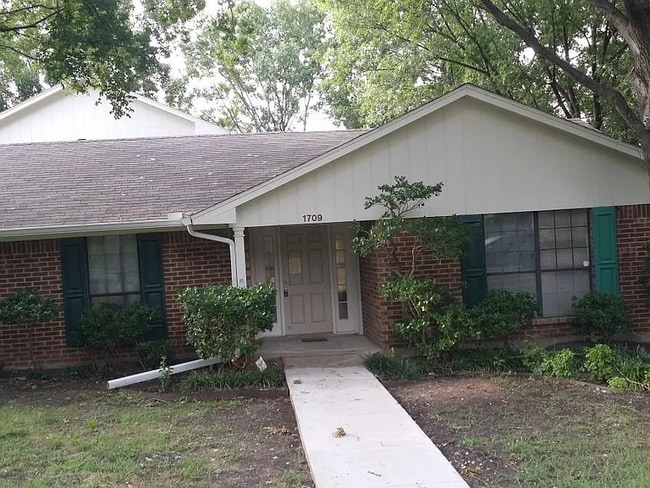 property at 1709 Woodlawn Pkwy