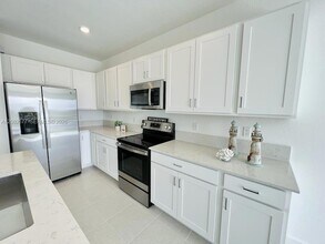 212 SE Woodbark St in Port St. Lucie, FL - Foto de edificio - Building Photo