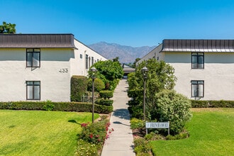 French Court Apartments in Arcadia, CA - Foto de edificio - Building Photo
