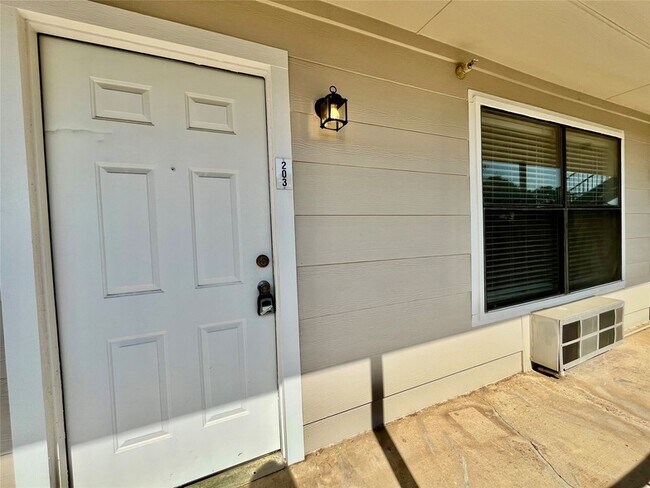 701 W Sycamore St, Unit 203 in Denton, TX - Building Photo - Building Photo